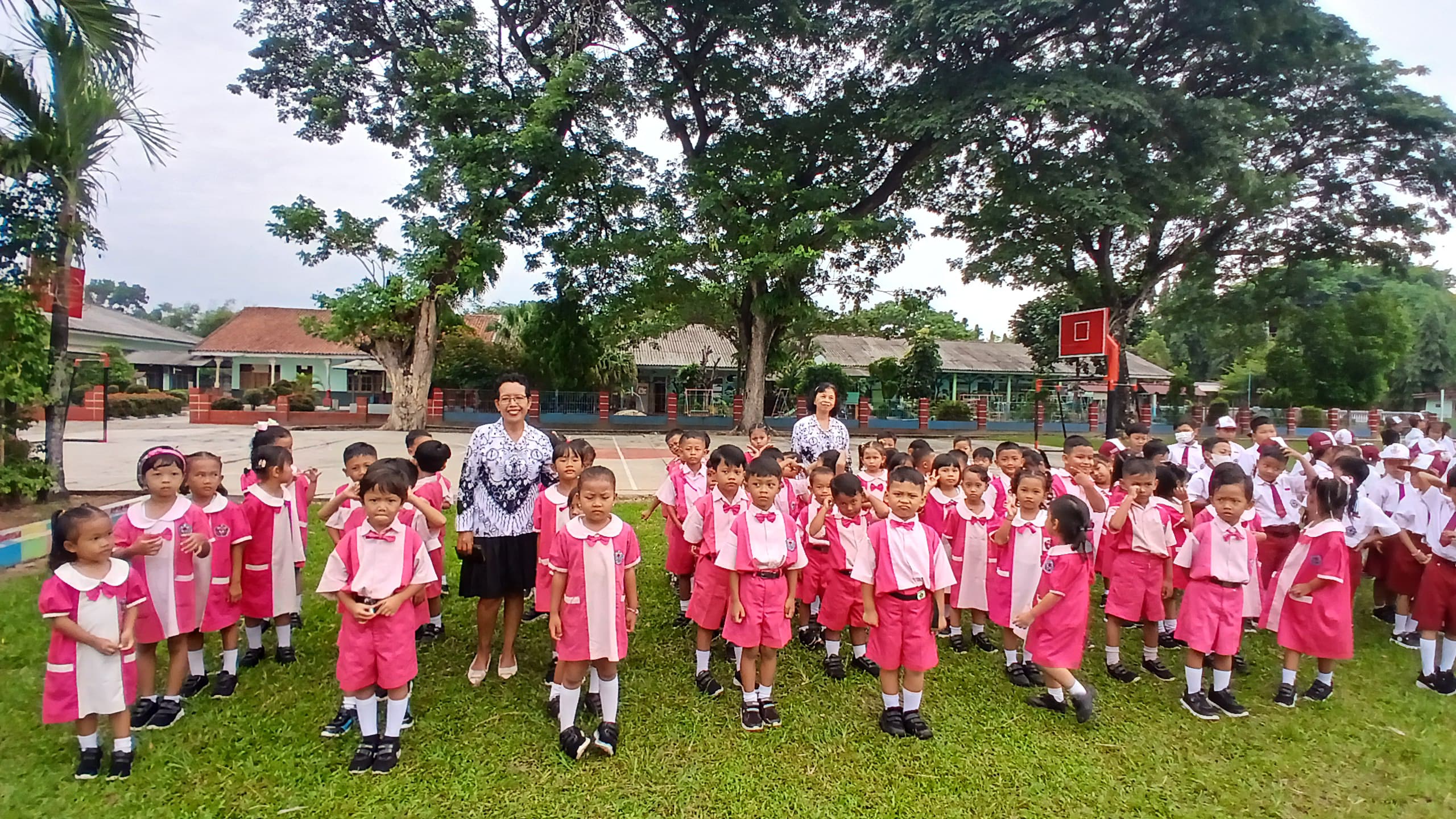 Menghargai Jasa Guru dengan Upacara Bendera dan Apresiasi Murid